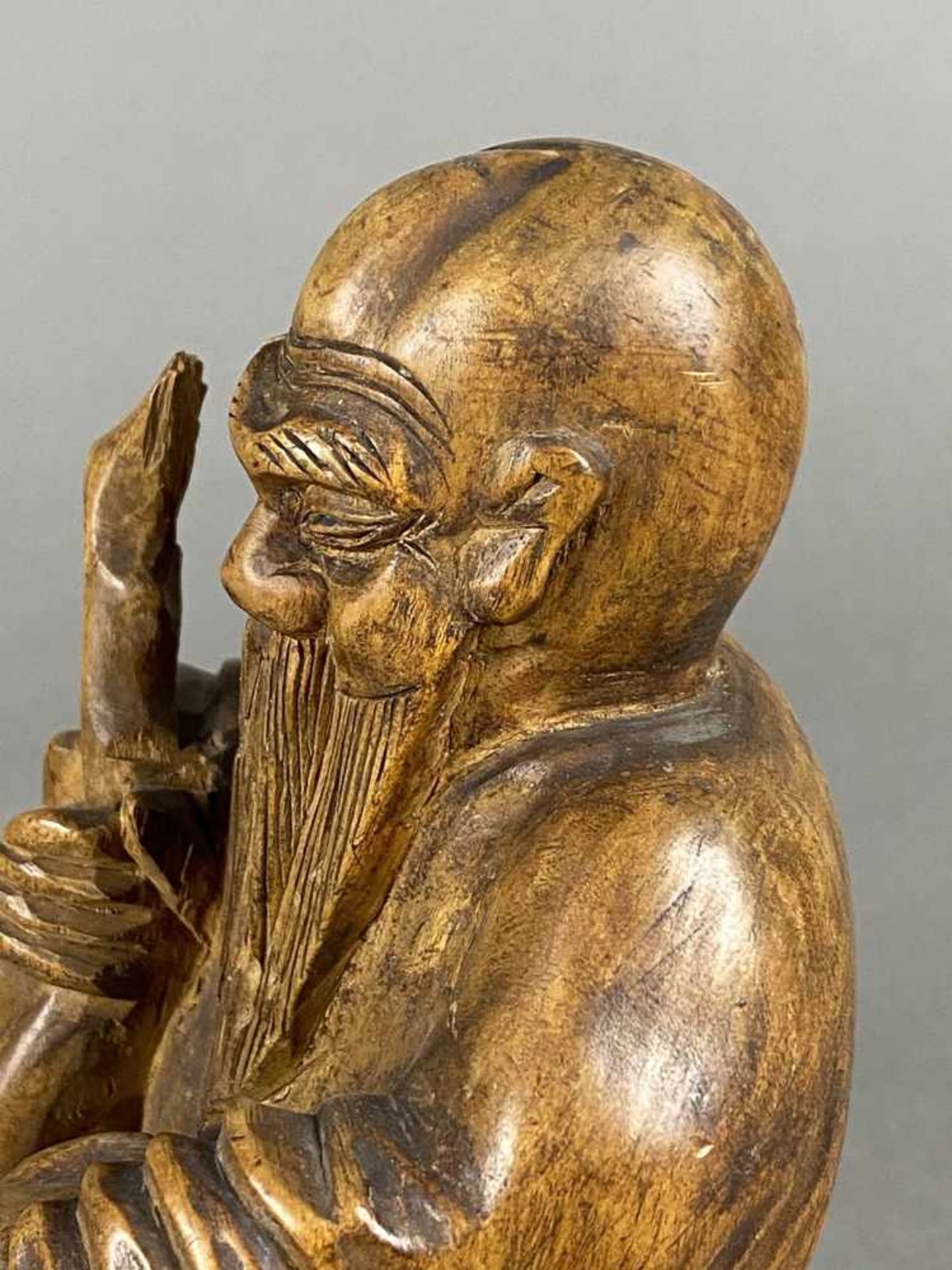 Shoulao mit Dienerknaben - China, Qing-Dynastie, 18./19.Jh., sehr feine Holzschnitzerei, stehend, in - Bild 3 aus 8