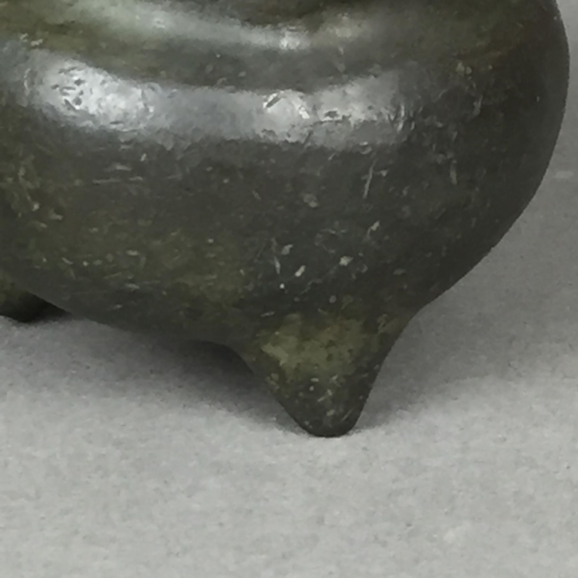 Miniatur-Weihrauchbrenner - China, Bronze, gebauchte Wandung auf drei Füßen, Handhaben als Schlaufen - Bild 4 aus 6