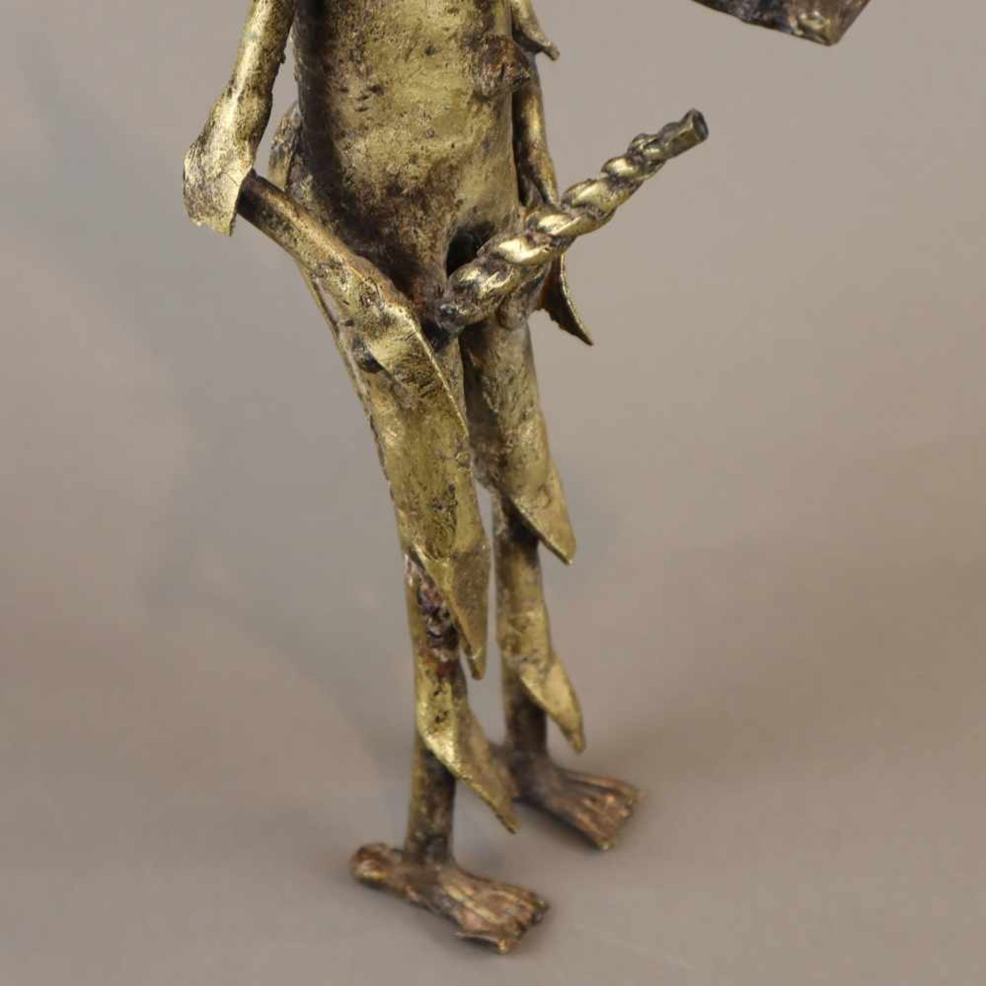 Bronzefigur - Benin, aufrecht stehende Gottheit mit Krokodilkopf und Geweih sowie einem gewundenen - Bild 5 aus 6