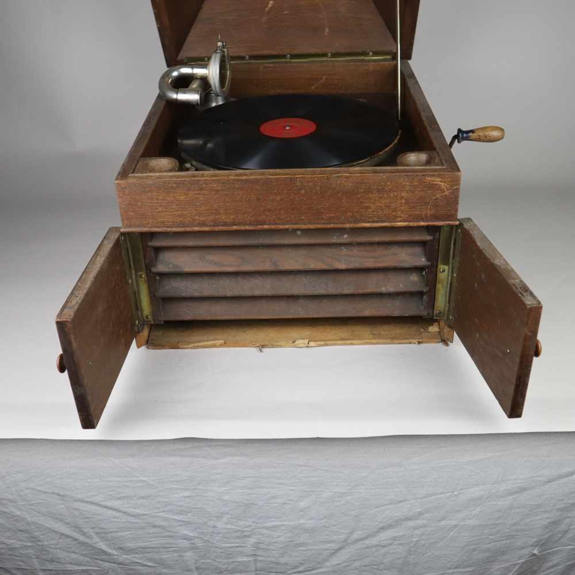 Tisch-Grammophon - Holzgehäuse, Händlerplakette "Th. Briese. Grammophone. Uhren. Frankfurt a.M., - Bild 6 aus 8