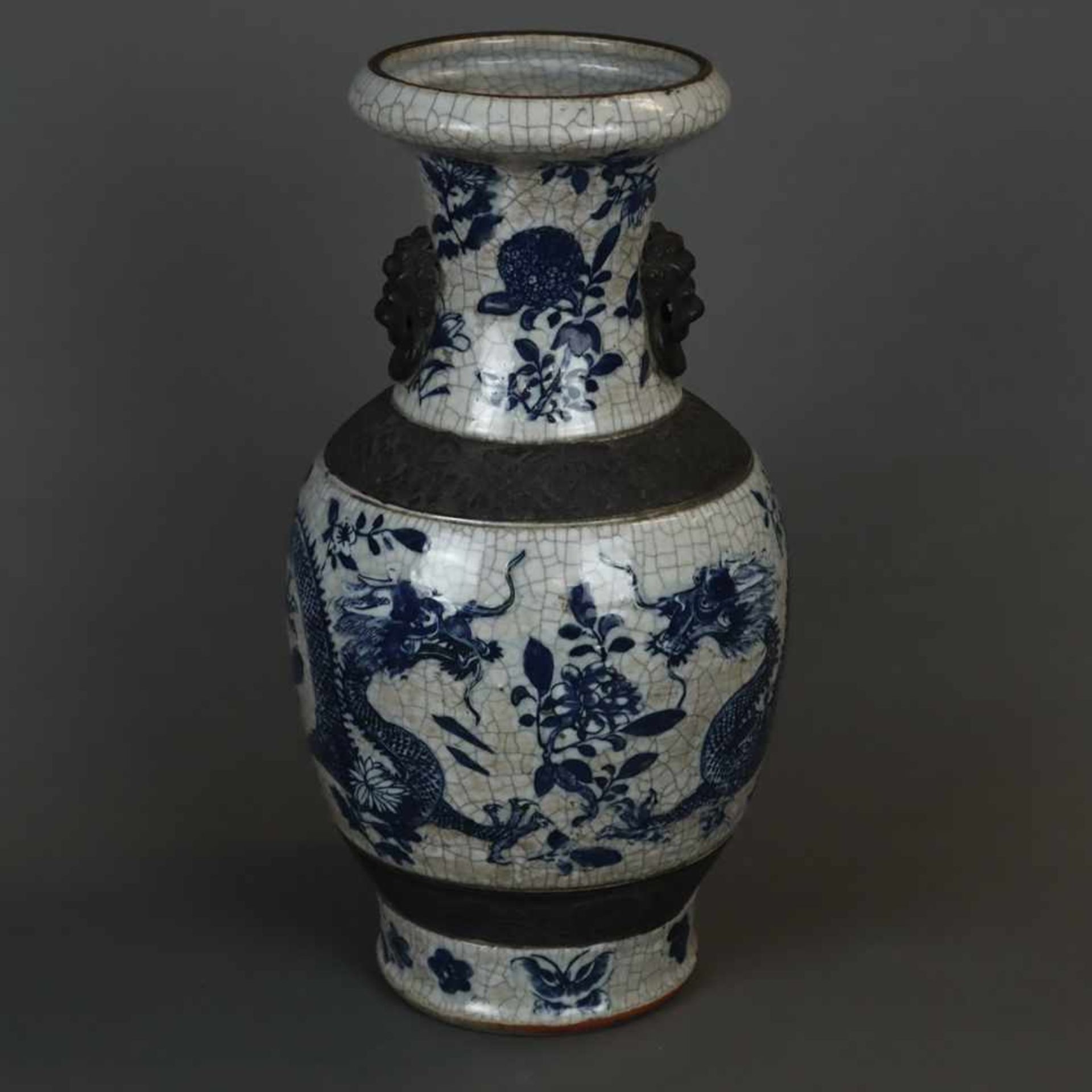 Balustervase - China, feine Handbemalung in Blau mit Drachen- und Blütenmotiven, gräuliche Glasur