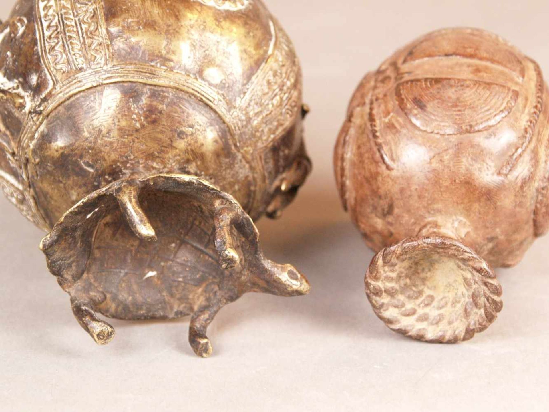 Zwei Gefäße - Ashanti, Ghana, Bronze, verschiedene Größen und Ausführungen, ovoide Form auf - Bild 8 aus 8