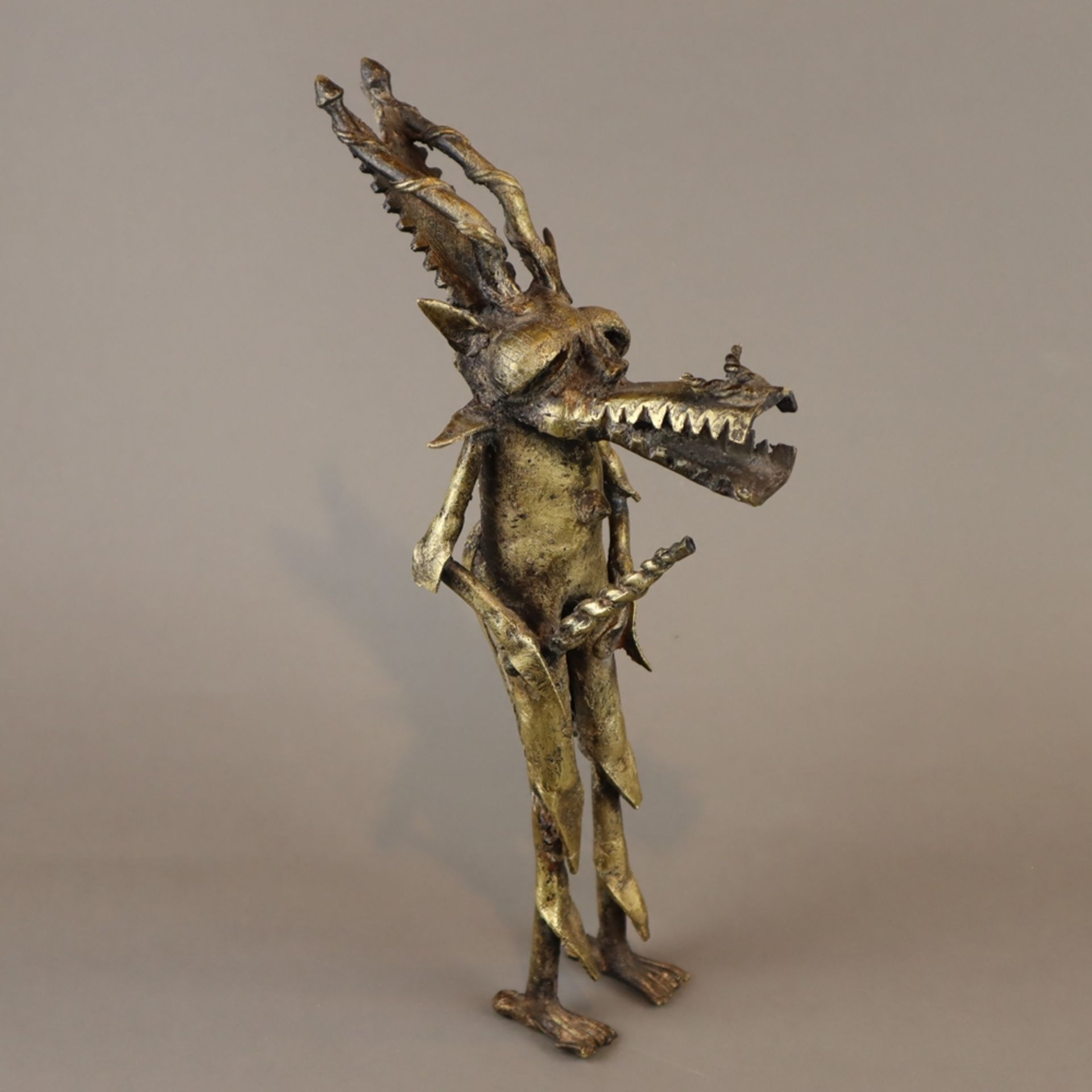 Bronzefigur - Benin, aufrecht stehende Gottheit mit Krokodilkopf und Geweih sowie einem gewundenen - Bild 3 aus 6