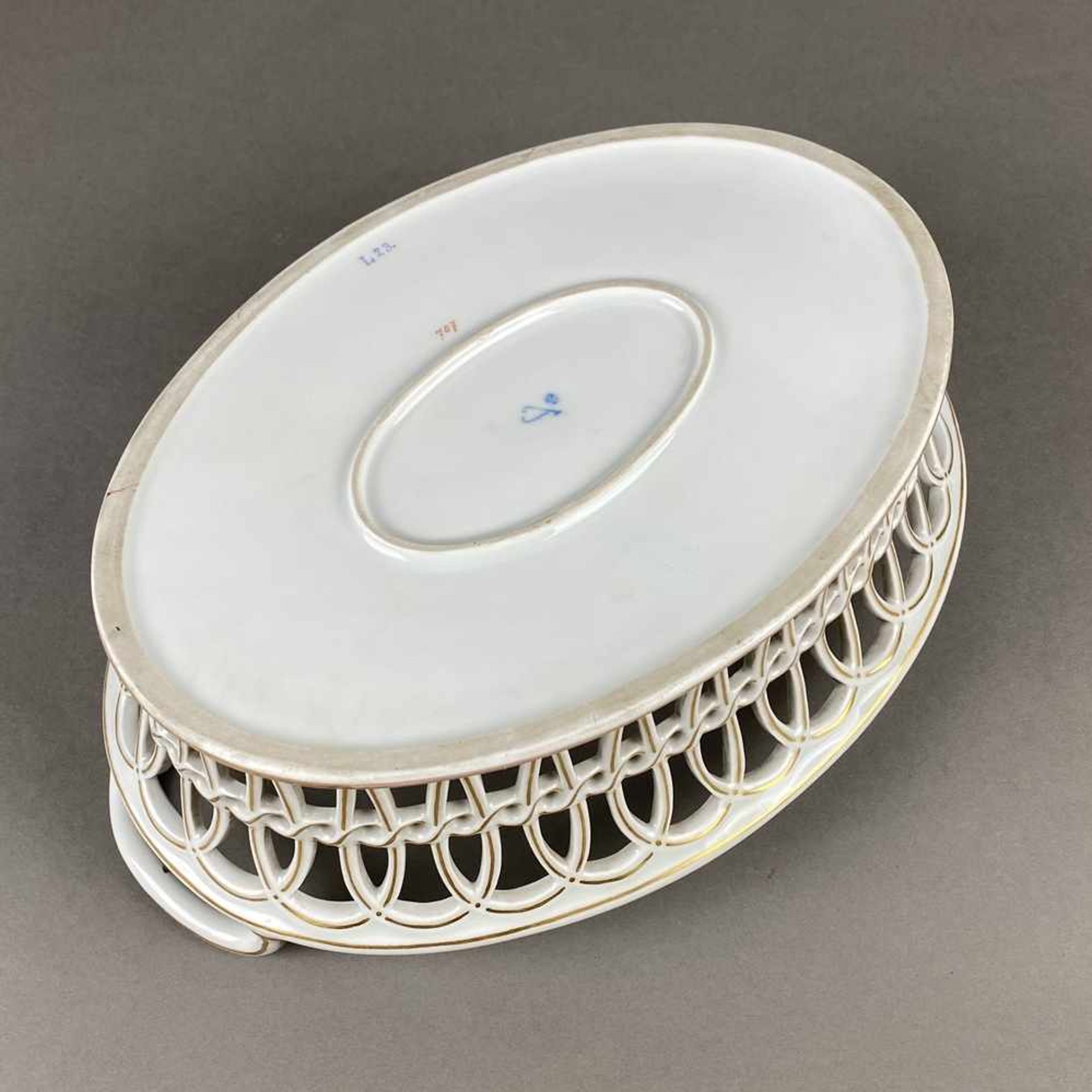 Korbschale Fürstenberg - Porzellan, ovale, durchbrochen gearbeitete Wandung mit zwei Henkeln, - Bild 7 aus 8
