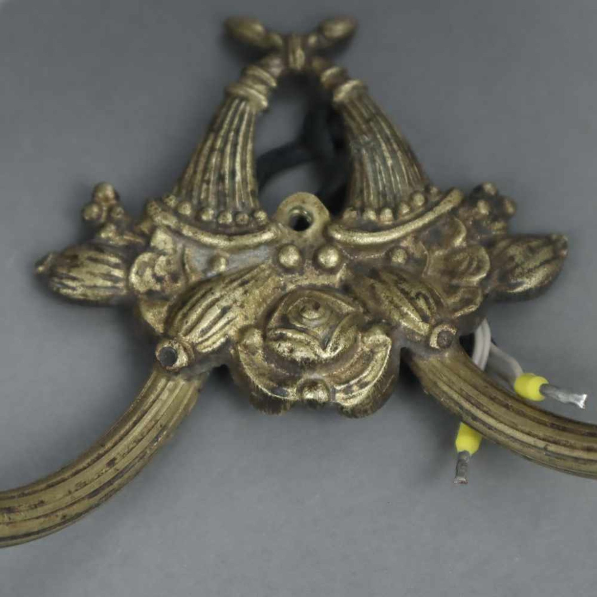 Zwei Wandlampen - Frankreich, wohl Bronzelegierung vergoldet, florale Opalglas-Schirme, 1x 1- - Bild 3 aus 7