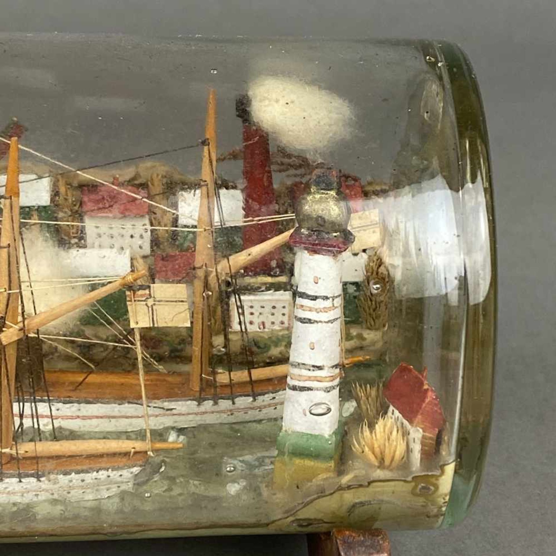 Buddelschiff - Glas/Holz/Masse/etc., bemalt, in farbloser Glasflasche zwei Segeldampfer auf - Bild 3 aus 6