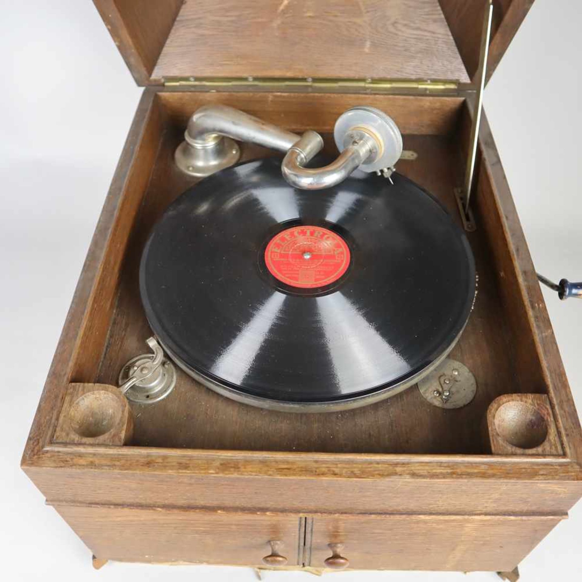 Tisch-Grammophon - Holzgehäuse, Händlerplakette "Th. Briese. Grammophone. Uhren. Frankfurt a.M., - Bild 2 aus 8