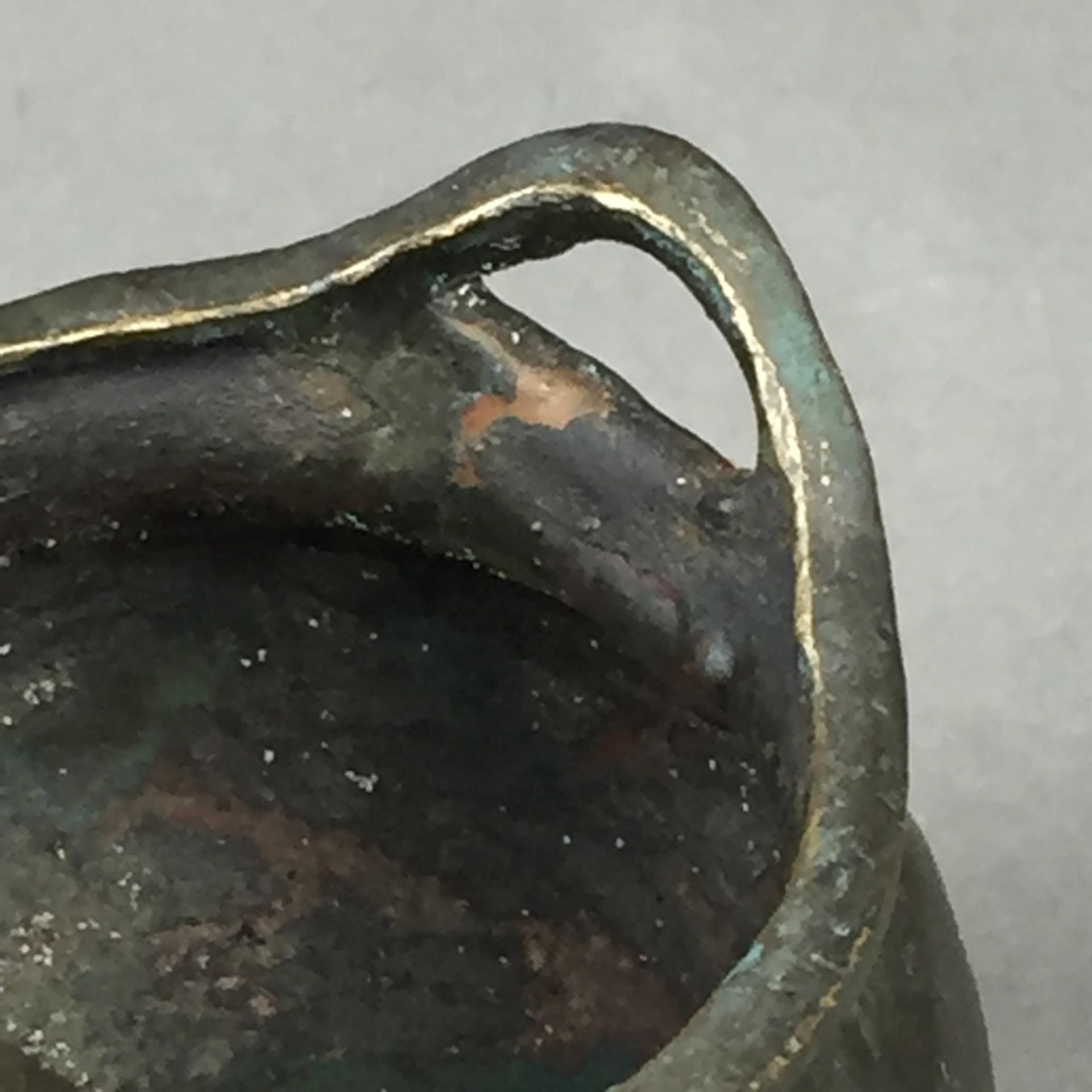 Miniatur-Weihrauchbrenner - China, Bronze, gebauchte Wandung auf drei Füßen, Handhaben als Schlaufen - Bild 5 aus 6