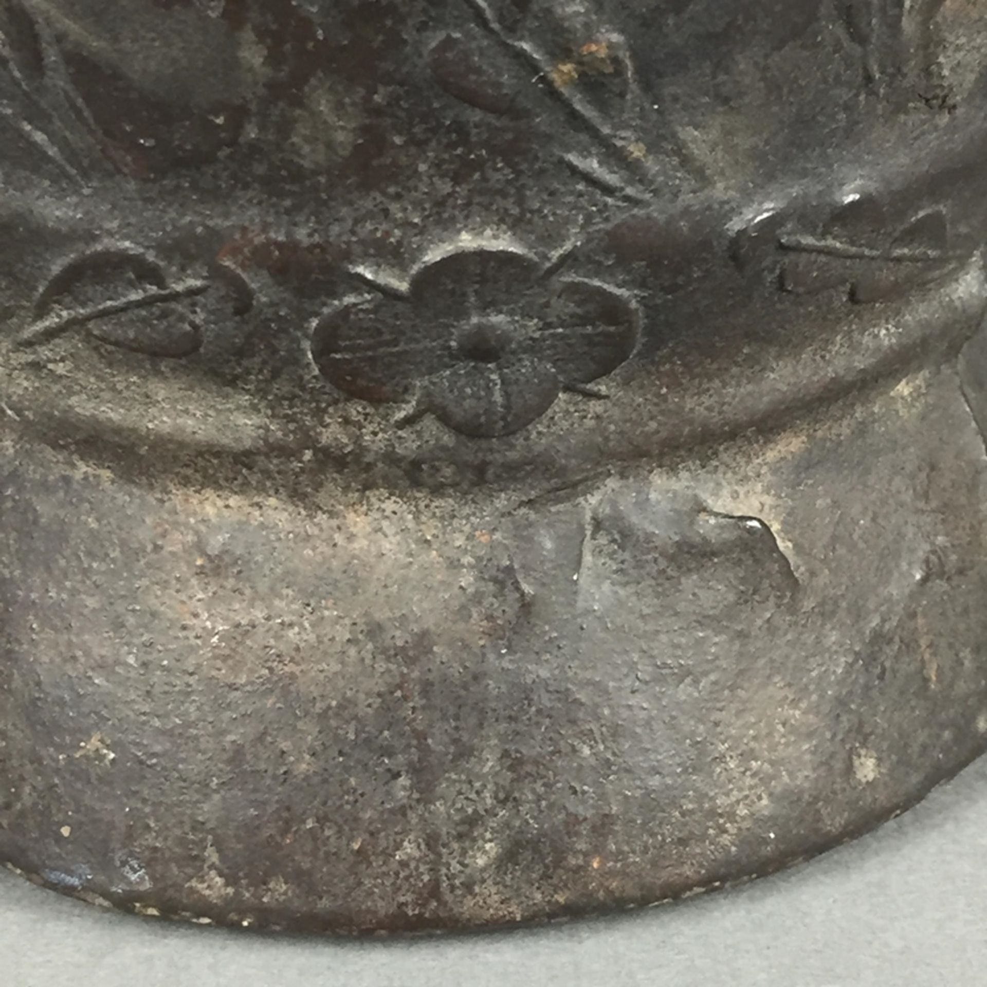 Altes Gefäß - Eisen, gegossen, Wandung mit floralem Reliefdekor, H.ca.16cm, Alters- und - Bild 4 aus 6