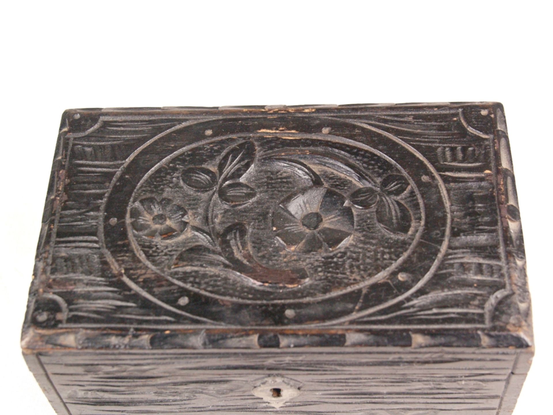 Schatulle - Holz, Schnitzdekor, Deckel mit geschnitztem Blumendekor, schwarz gebeizt, teilweise - Bild 2 aus 7