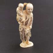 Netsuke - Japan, Meiji-/Taishô-Zeit, Elfenbein geschnitzt, graviert und partiell dunkel