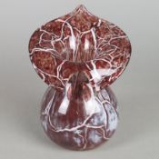 Vase - Klarglas mit rotbraunen und weißen Pulvereinschmelzungen, gebauchter Korpus mit weit