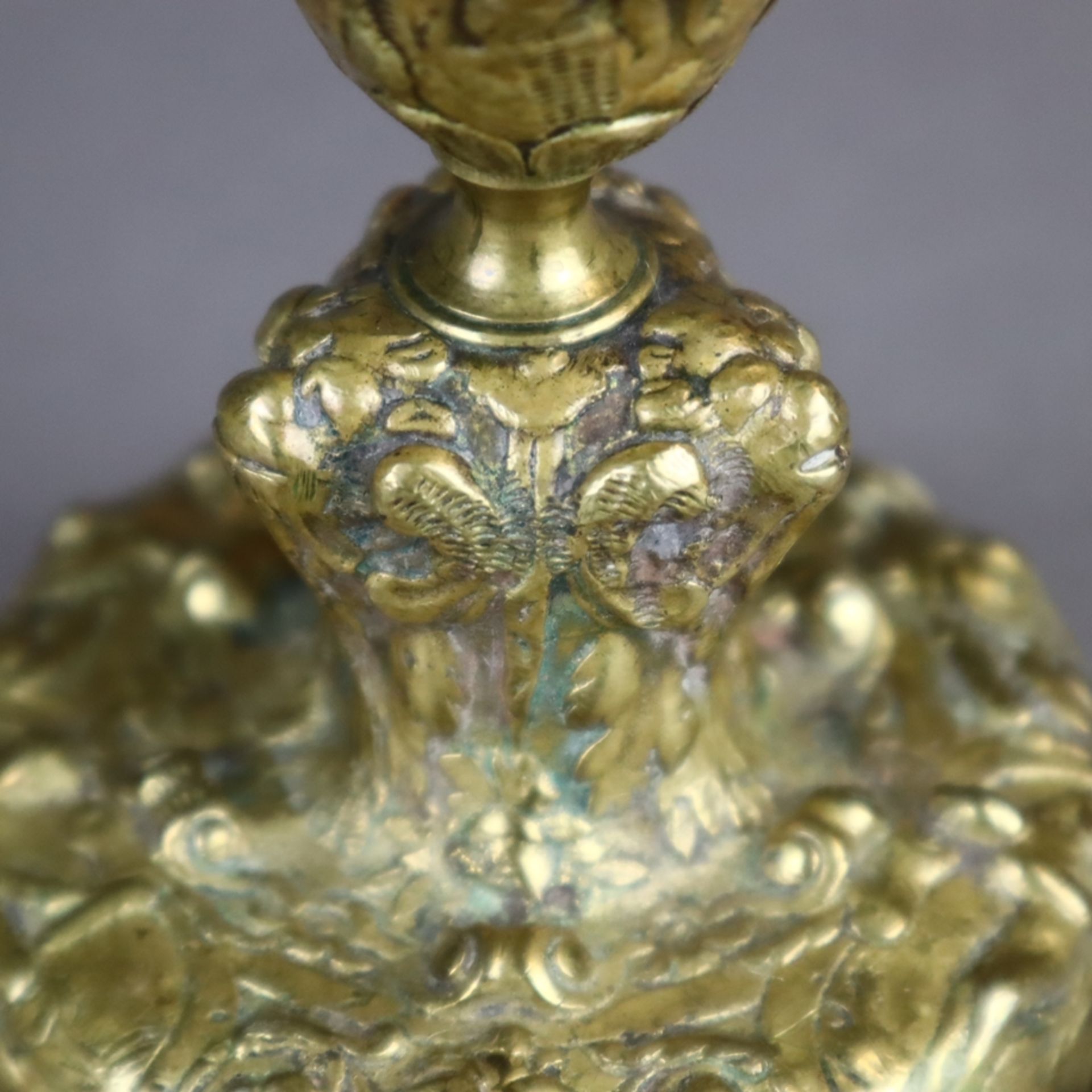 Kerzenleuchter - Bronze, stellenweise grün patiniert, Balusterform, reich reliefiert mit Figuren, - Bild 5 aus 7