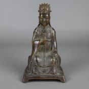 Kaiserfigur - China, Kupferbronze, vollplastische Darstellung in sitzender Haltung auf einem