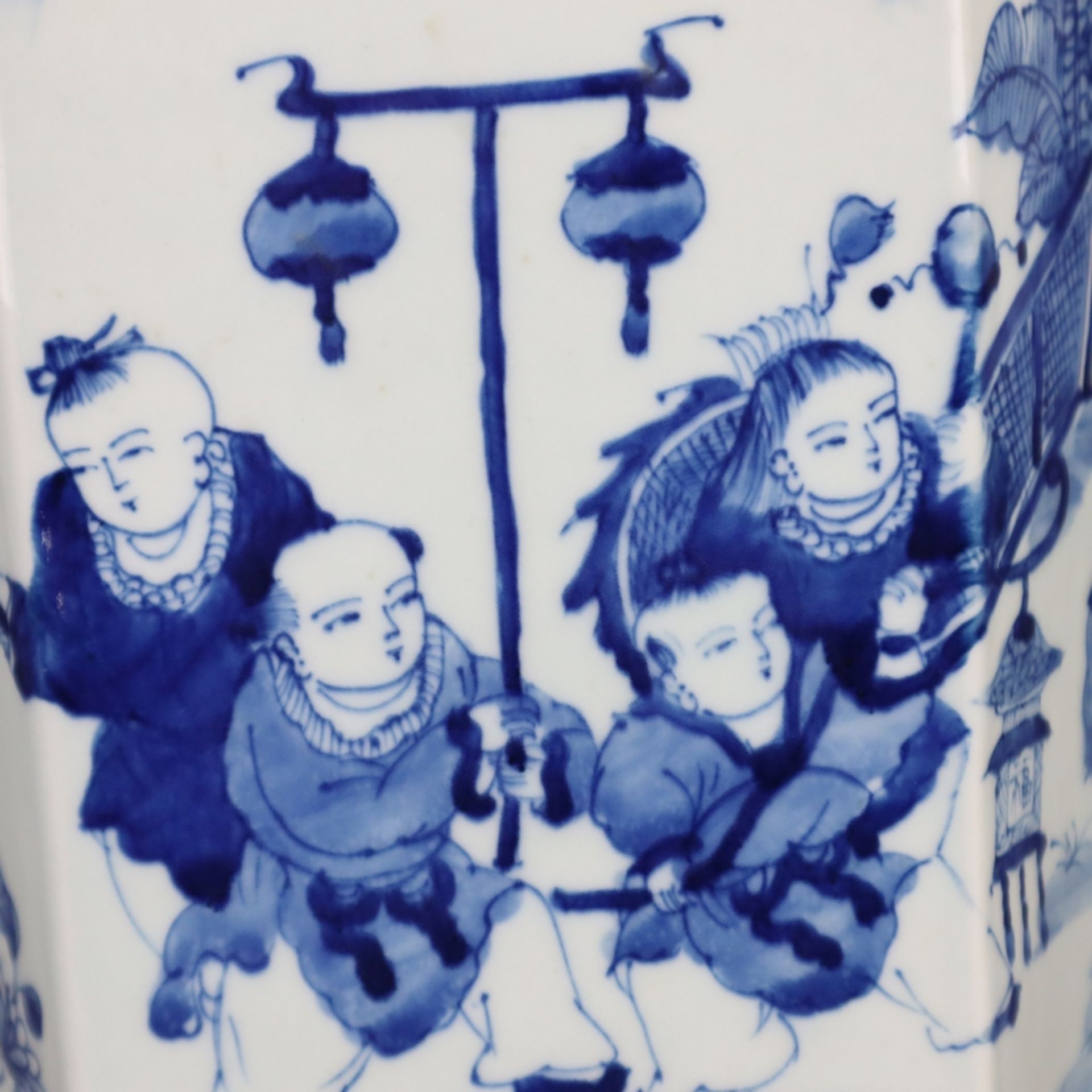 Große Teedose - China, hexagonale Form, Porzellan mit unterglasurblauer figürlicher Malerei, - Image 6 of 9