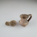 Zwei antike Miniaturgefäße - wohl römisch, Keramik, 1x Doppelhekel-Krug, 1 Henkel angebrochen, am