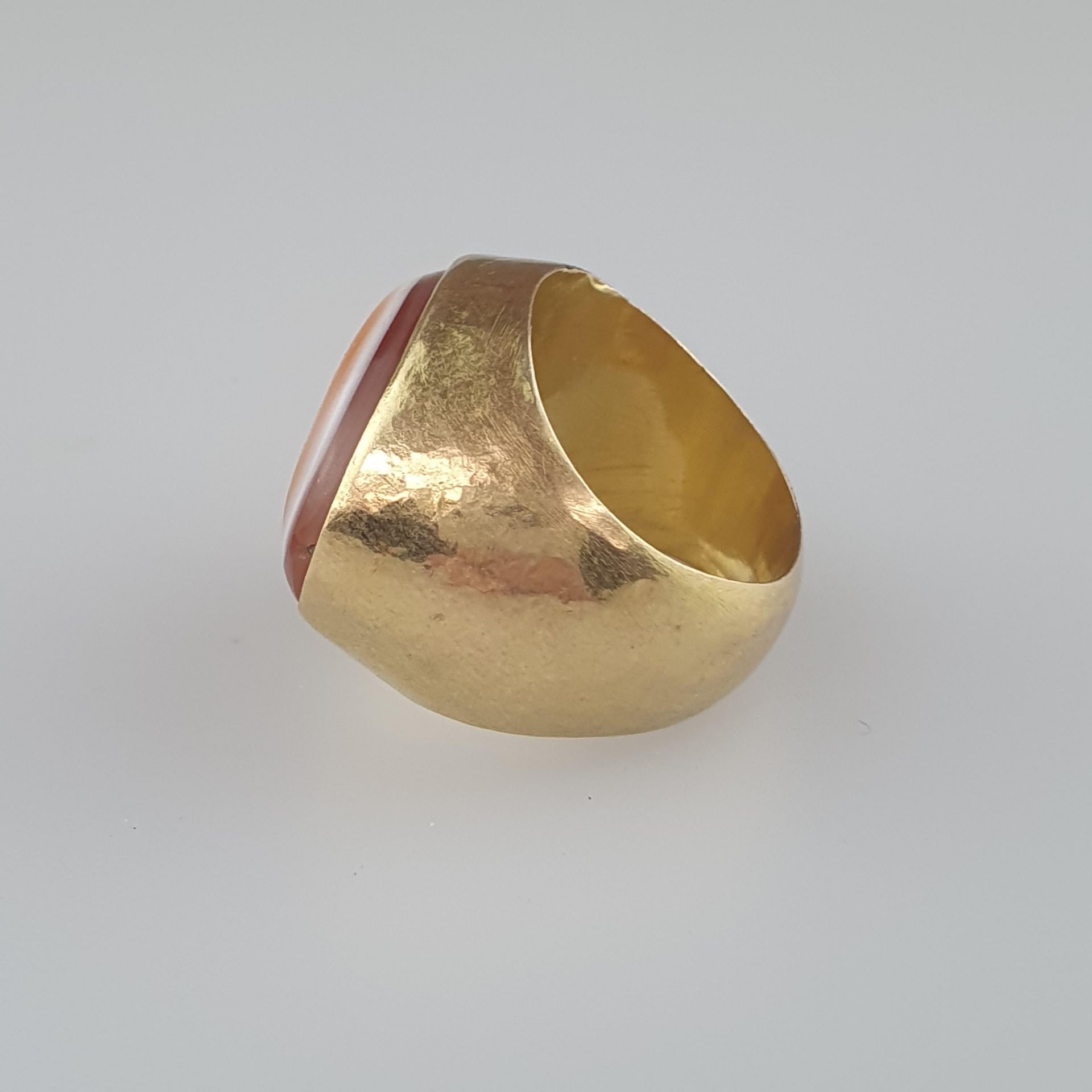 Goldring mit Lagenachat - wohl antik, Gelbgold, dreischichtiger, gewölbter, ovaler Lagenachat, - Bild 3 aus 5