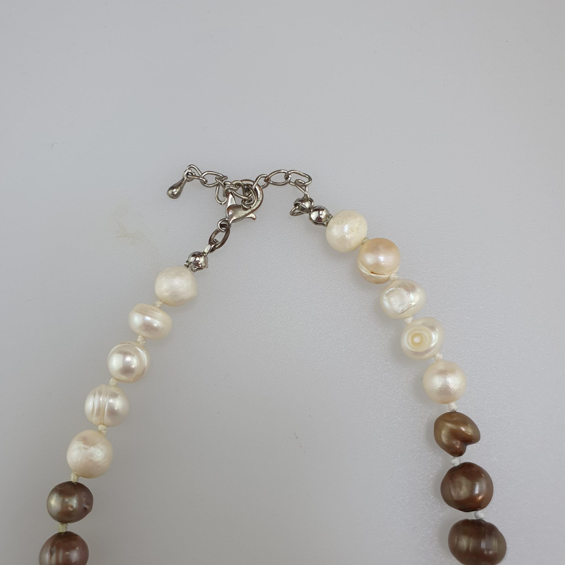 Süßwasserperlen-Collier - aus 45 lüstrierende Barockperlen in Einzelknotung, cremefarbene Perlen - Bild 4 aus 4