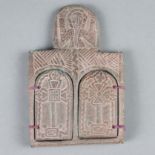 Koptischer Reisealtar - rötlicher Ton, Sgraffito-Dekor, beidseitig je 2 Flügeltüren, außen
