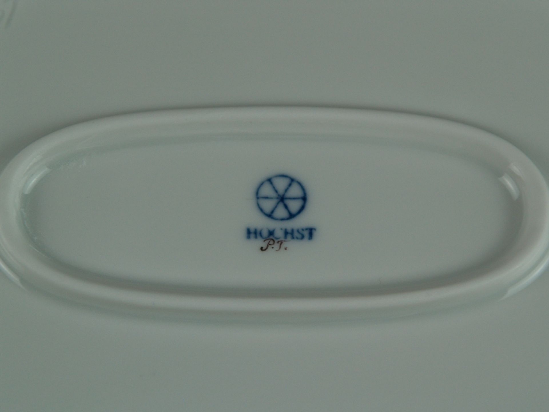 Platte - Hoechst blaue Radmarke mit Malerzeichen, 20.Jh., polychrom bemalt, ostasiatischer Dekor, - Bild 3 aus 3