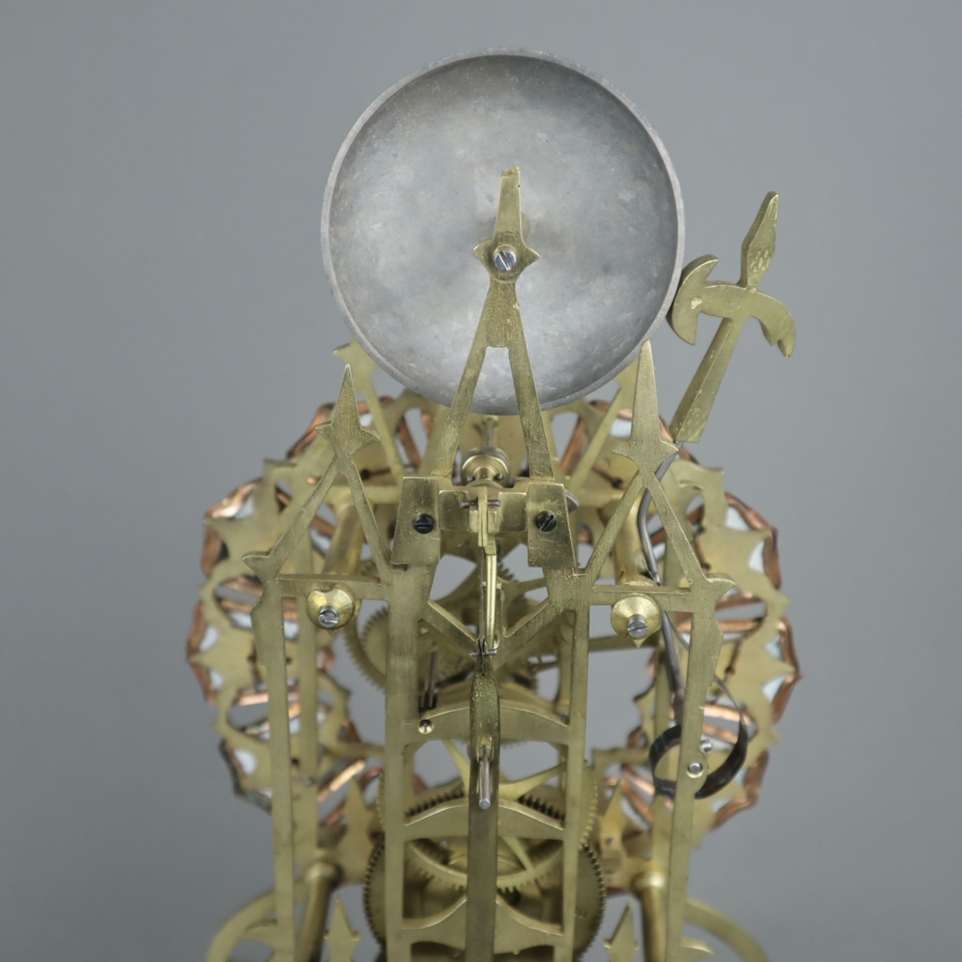 Skelettuhr unter Glasdom - 20.Jh., durchbrochener Messingkorpus im neogotischen Stil, mit Seilzug - Bild 7 aus 10