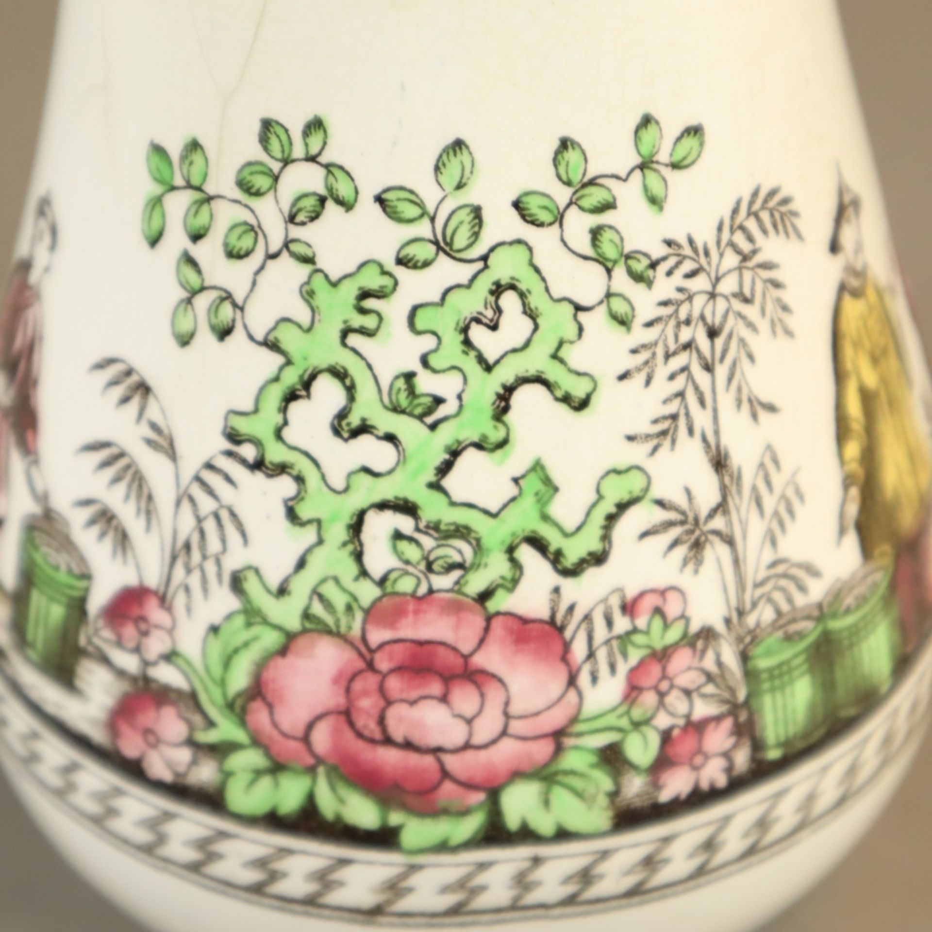 Fayence-Kanne - 18./19.Jh., heller Scherben, milchweiß glasiert, polychromer Chinoiserie-Dekor, - Bild 4 aus 7