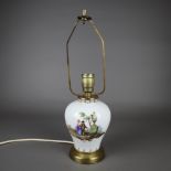 Tischlampe - Porzellanvase als Lampenfuß, Wandung mit polychromer Blumenmalerei, Metallmontur, 1-
