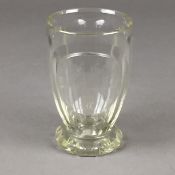 Erinnerungsglas - Klarglas, facettiert, Fußglas, Schauseite mit Gravur "H.G. Zur Erinnerung an v.