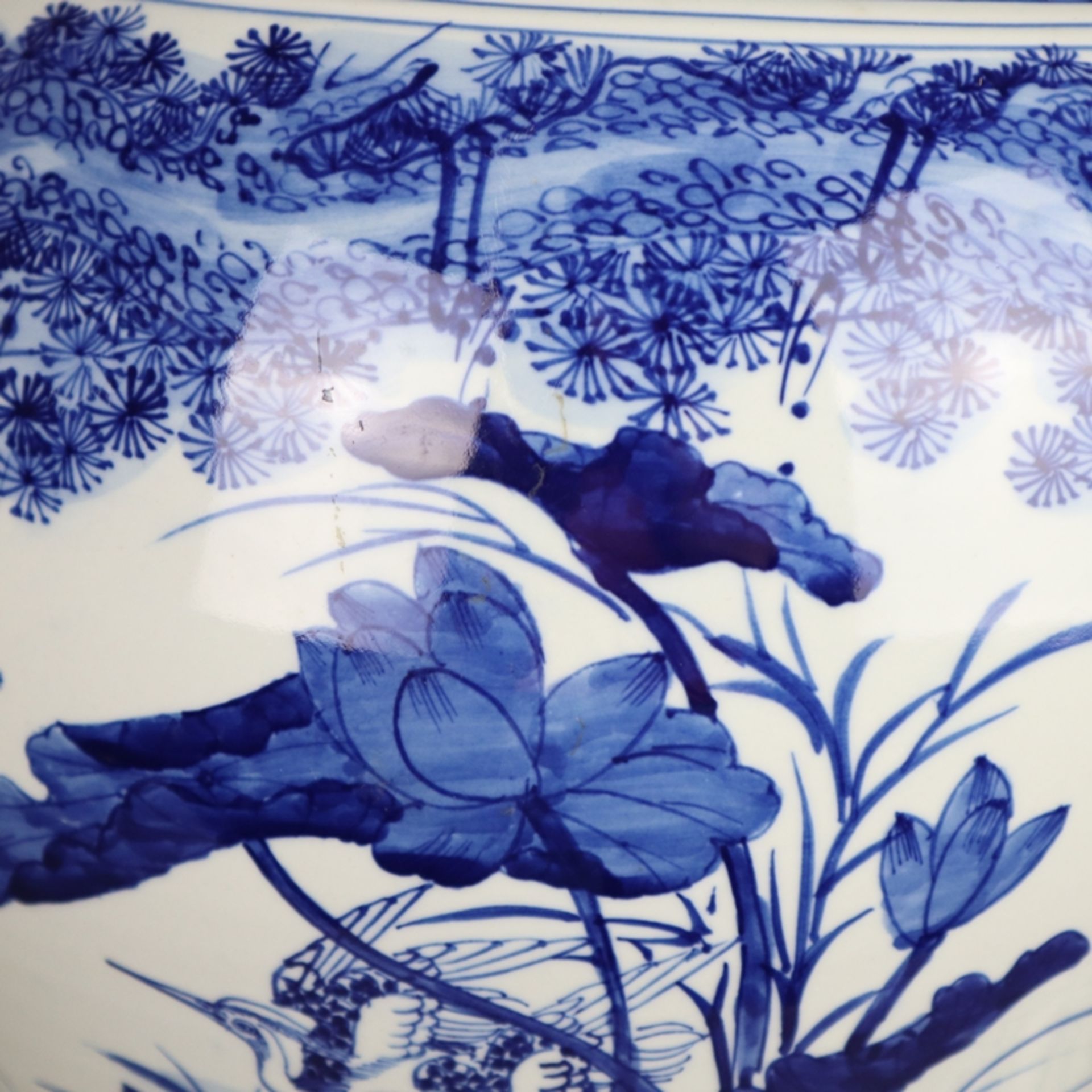 Große Blau-Weiß-Deckelvase - unterglasurblaue Bemalung mit Teichlandschaft mit diversen Vögeln und - Bild 7 aus 14