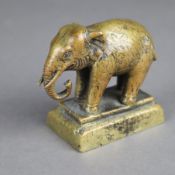 Tierplastik Elefant - Gelbguss, naturalistische Darstellung eines auf rechteckigem Stufensockel
