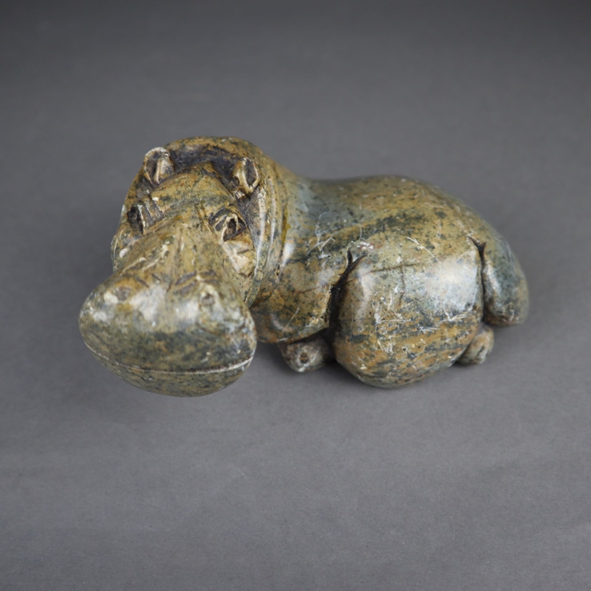 Steinplastik Nilpferd - geschnitzt, vollplastische naturalistische Darstellung eines liegenden