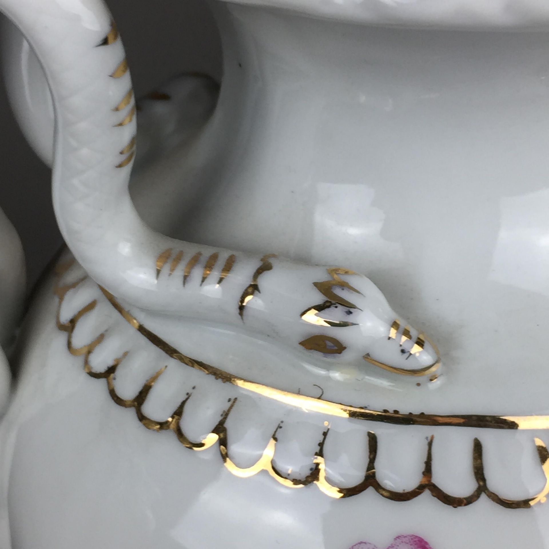 Paar Schlangenhenkelvasen - Porzellan, nach Meissner Vorbild, über gegliedertem Rundfuß ovoide - Bild 7 aus 9