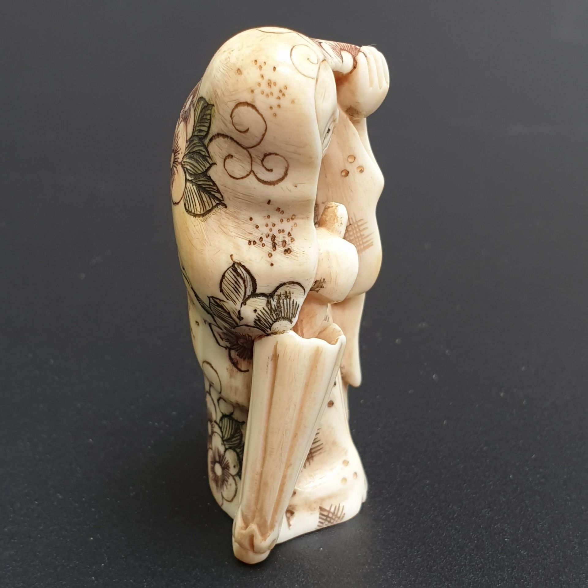 Netsuke - Japan, Taishô-Zeit, Elfenbein geschnitzt, graviert und partiell eingefärbt, Katabori, Dame - Bild 5 aus 6