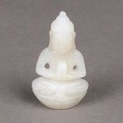 Kleiner Jadebuddha/Amulett - China, gleichmäßig weiße Jade, fein geschnitzt, auf einfachem