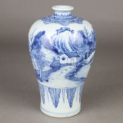 Blau-Weiße Meipingvase - China, Porzellan mit blauer Unterglasurmalerei, umlaufend Flusslandschaft