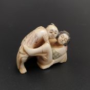 Erotisches Netsuke - Japan, Taishō-/Shôwa-Zeit, Elfenbein geschnitzt, graviert und partiell