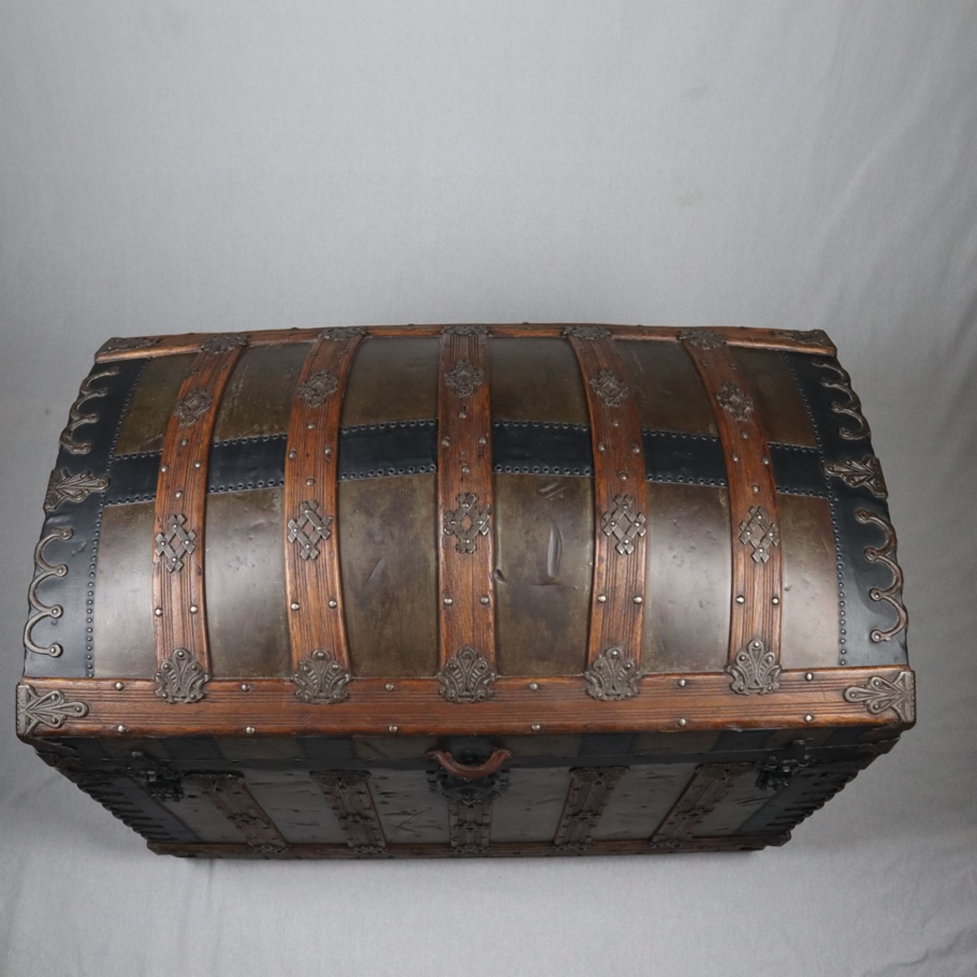 Truhe - 19.Jh., rechteckige Holztruhe mit gewölbtem Deckel, Holzkorpus mit Blech ummantelt, - Bild 4 aus 15