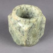 Jade-Cong - China, seladongrüne, gewölkte Nephrit-Jade mit dunklen Einschlüssen, charakteristische