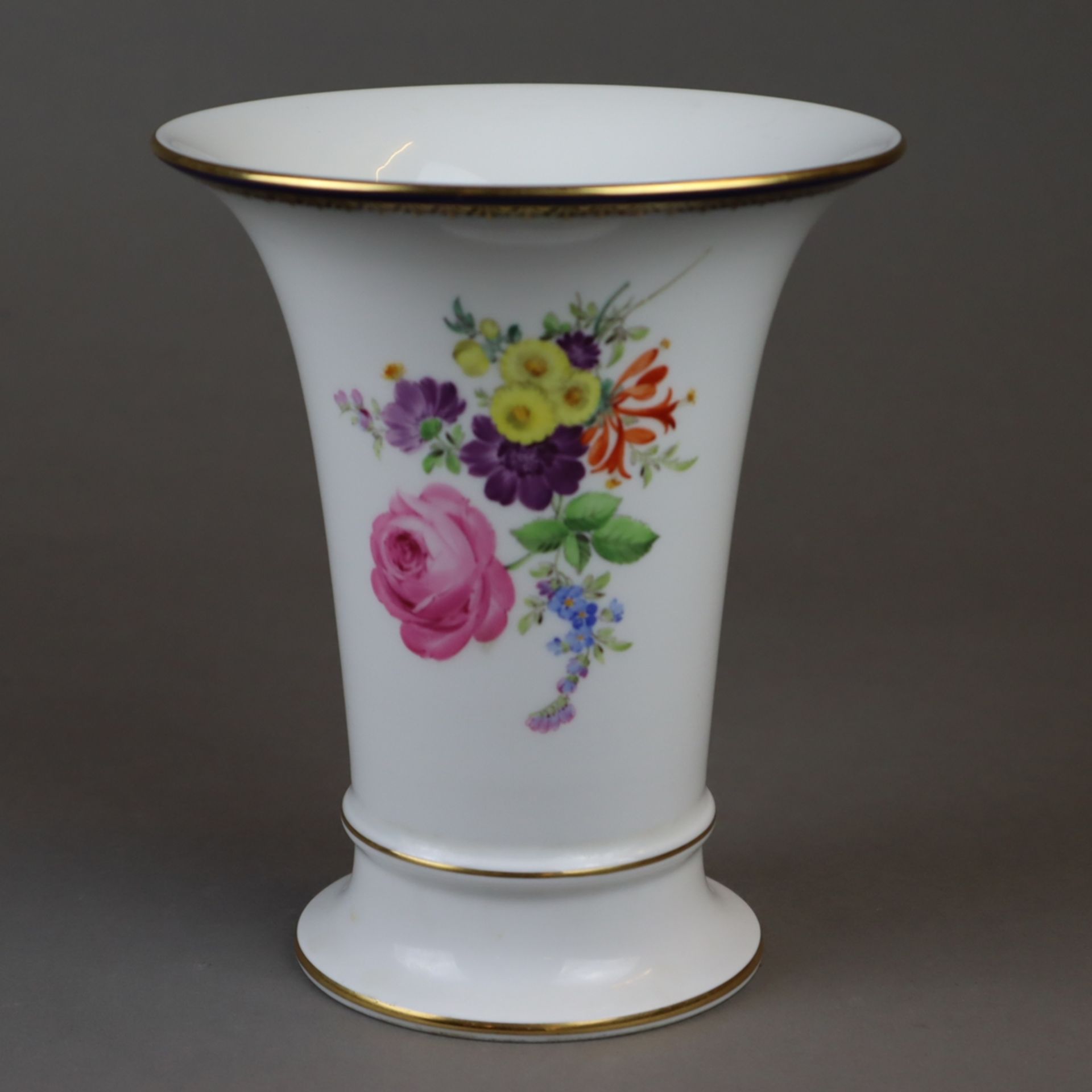 Trichtervase Meissen - unterglasurblaue Schwertermarke, polychrome Blumenbouquetmalerei, Goldränder,