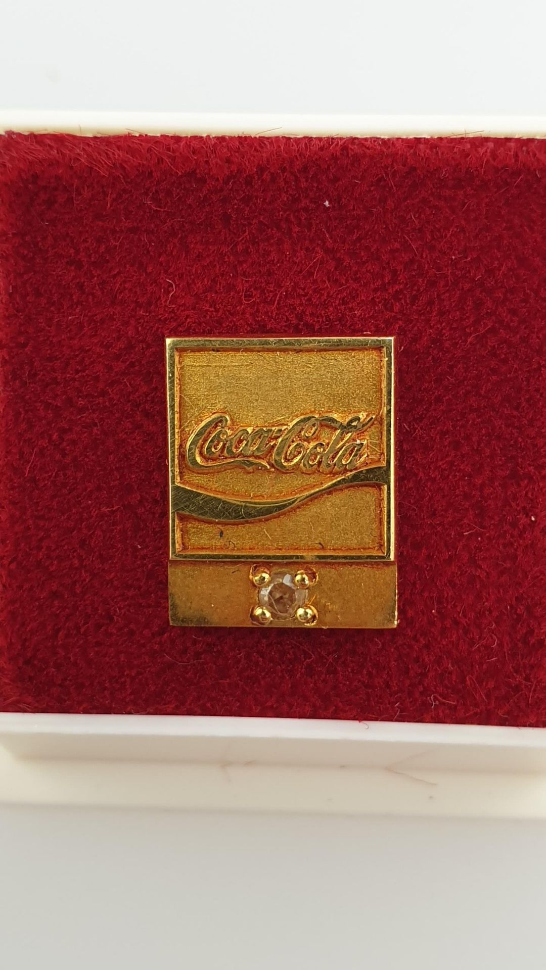 „Coca Cola“-Ansteck-Pin für Mitarbeiter - 585 Gelbgold, Pin gestempelt, rechteckig mit Firmenlogo - Bild 2 aus 3