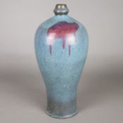 Jun-Vase - China. Steinzeug. Meiping-Form, hellblaue Glasur mit magentafarbenem