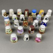 25 Fingerhüte - Porzellan, überwiegend England, unterschiedliche Hersteller und Dekore, u.a. 2x