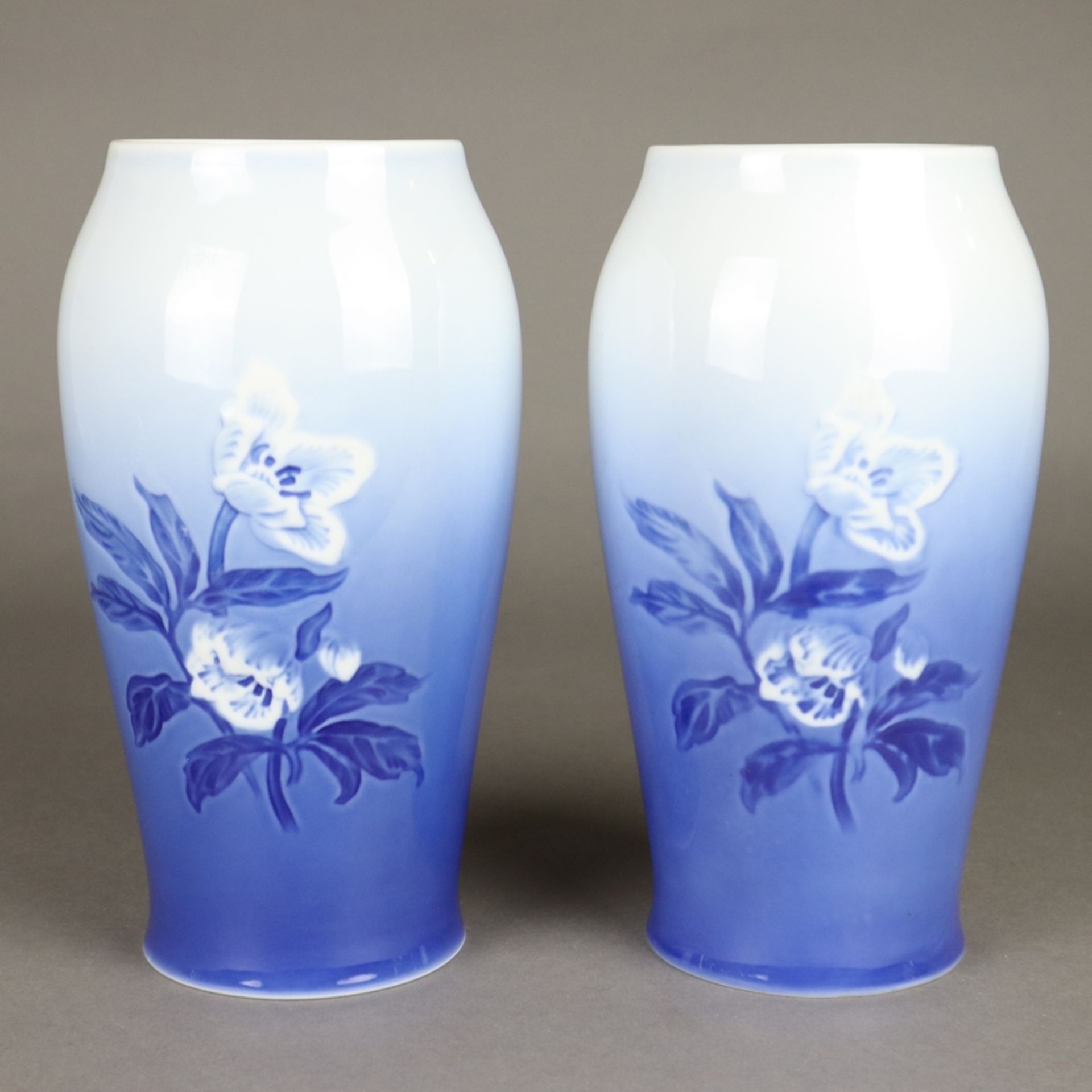 Paar Vasen - Bing & Groendahl, Dänemark, Weißporzellan mit unterglasurblauem, reliefiertem