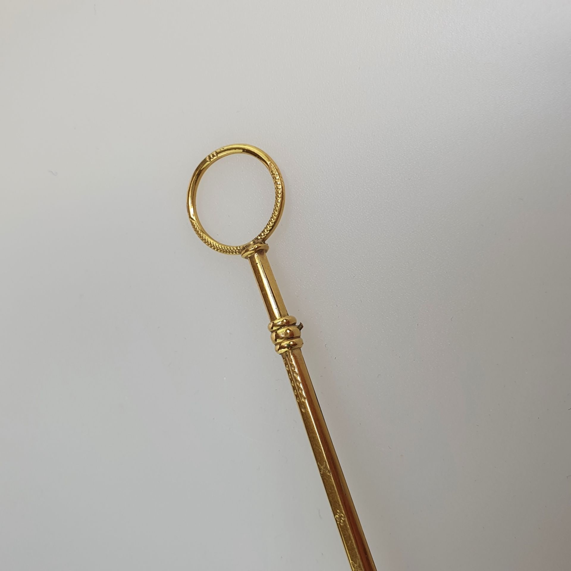 Lorgnette - Messing, vergoldet, nach unten verjüngter Stab mit Ziergravur und Schieber zum - Bild 3 aus 5