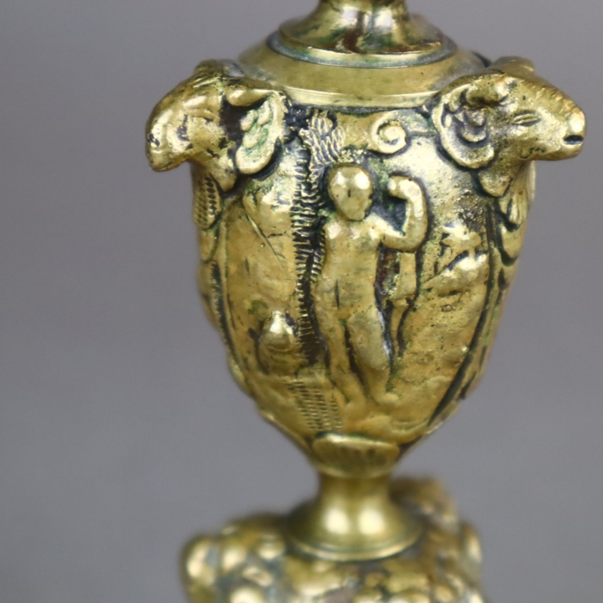 Kerzenleuchter - Bronze, stellenweise grün patiniert, Balusterform, reich reliefiert mit Figuren, - Bild 4 aus 7