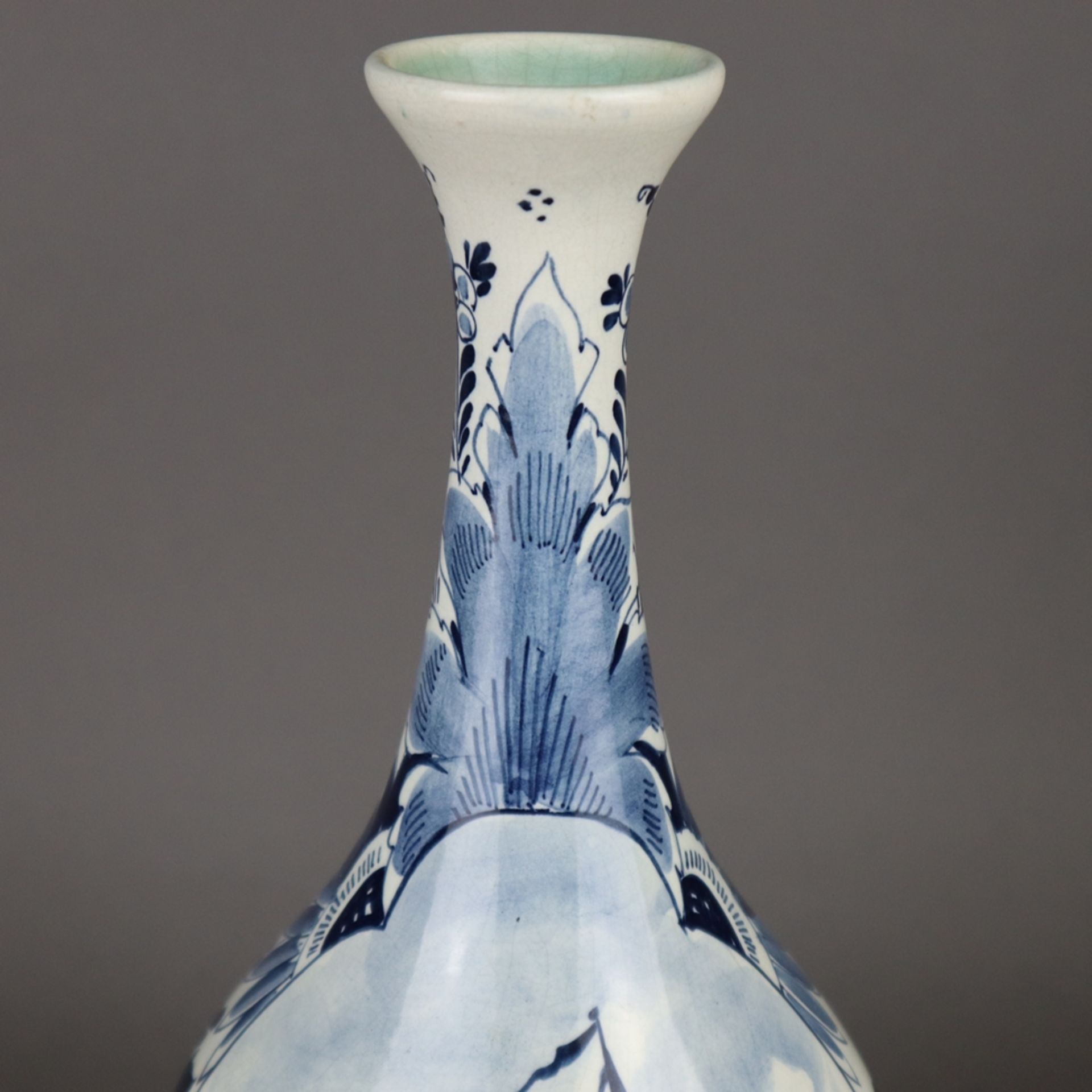 Vase - Delft, Keramik, feine Blaumalerei, Medaillon mit Segelboot, Blumendekor, Unterseite - Bild 3 aus 6