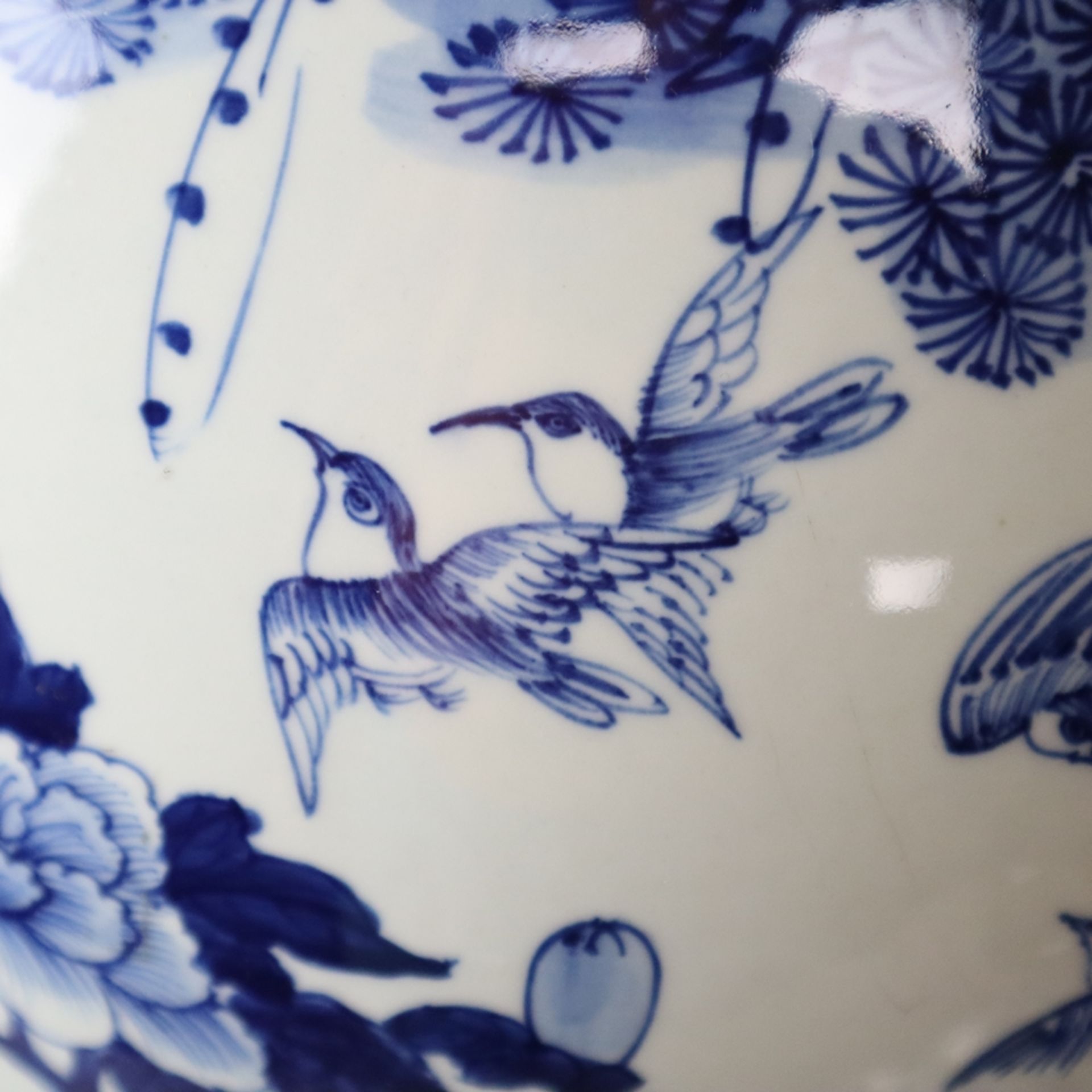 Große Blau-Weiß-Deckelvase - unterglasurblaue Bemalung mit Teichlandschaft mit diversen Vögeln und - Bild 11 aus 14