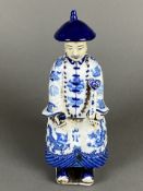 Sitzender Mandarin mit Ruyi-Zepter - China, glasiertes Porzellan mit Dekor in Unterglasurblau,