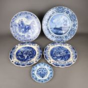 5 Delft-Teller - Fayence, gemarkt Oud Delft/Regina/Delfts Blauw, verschiedene Formen, Größen und