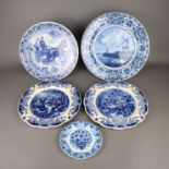 5 Delft-Teller - Fayence, gemarkt Oud Delft/Regina/Delfts Blauw, verschiedene Formen, Größen und